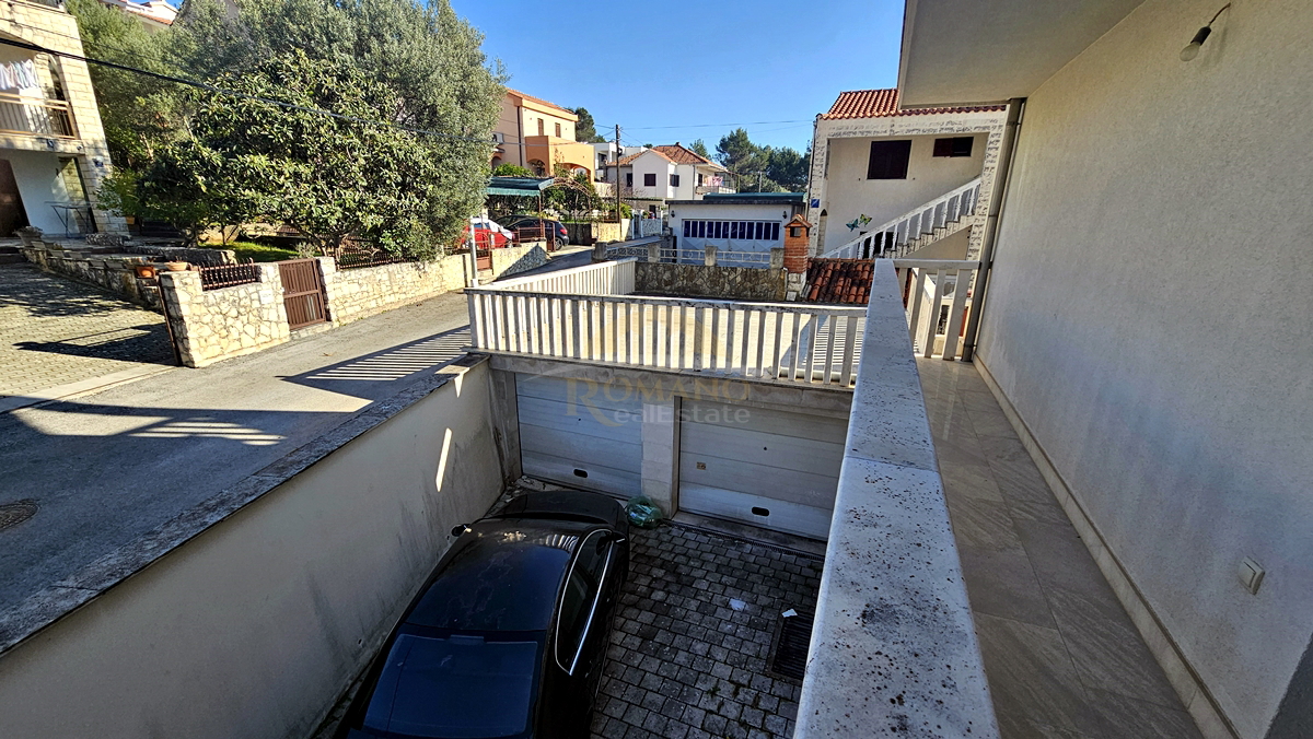 Appartamento trilocale a Okrug Gornji/Čiovo con ampia terrazza, garage e vista mare